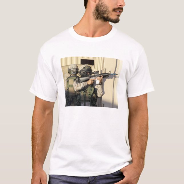Camiseta Um batedor de infantaria visa sua arma (Frente)