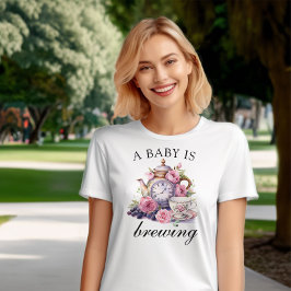 Camiseta Um bebê está a criar bule de chá ventiço e bótulos