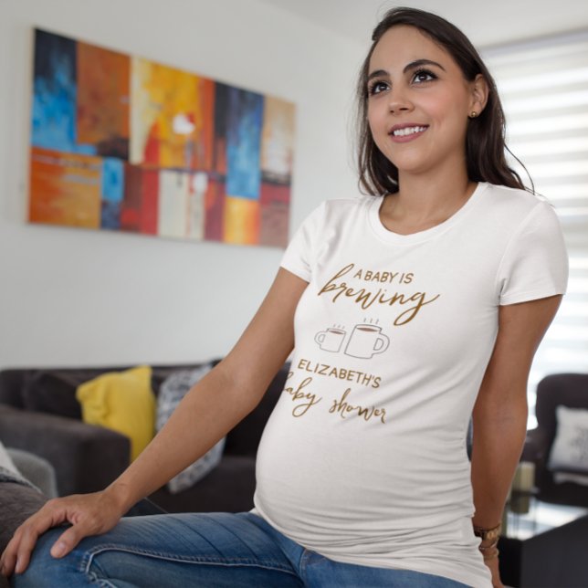 Camiseta Um Bebê Está Fazendo Chá de fraldas (Criador carregado)