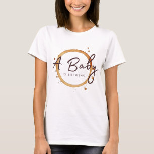 Camiseta Um Bebê Está Fazendo Chá de fraldas De Café