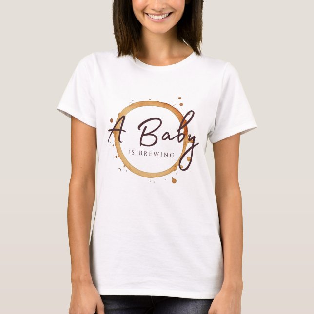 Camiseta Um Bebê Está Preparando Grãos de Café Chás de Bebê (Frente)