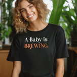 Camiseta Um Bebê está se reproduzindo em lotação de Cobweb<br><div class="desc">Um Bebê é uma camisa perfeita para mamãe a ser ou gênero revelando hospedagem, lançamento de gravidez no outono ou chá de fraldas temático no halloween. Um Bebê está Brewing está escrito em letras assustadoras na internet a laranja e branco. Se quiser alterar as cores, você pode editar usando a...</div>
