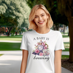 Camiseta Um Bebê Está Sendo Preparado em Chaleira de Chá Vi