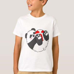 Camiseta Um Bebê Panda Fofo Brincando com uma Bola