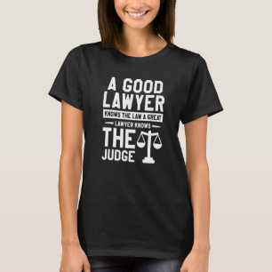 Camiseta Um bom advogado conhece a lei, um grande advogado