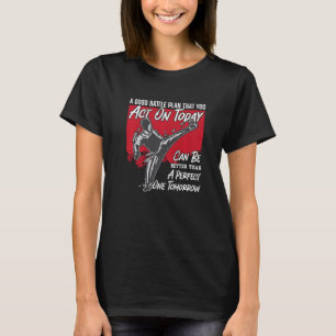 Camiseta Um Bom Plano de Batalha Treinando Alto Kicks Comba