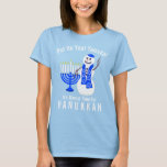 Camiseta Um boneco de neve de Hanukkah bonito psto sobre<br><div class="desc">Psto sobre seu Yamuka, é quase hora para HANUKKAH! Esta camiseta engraçada do feriado caracteriza meu boneco de neve bonito vestido em um lenço da estrela de David e em um Yamuka de coordenação nos azuis marinhos com um menorah de harmonização com velas brancas. Meus trabalhos artísticos originais e texto...</div>