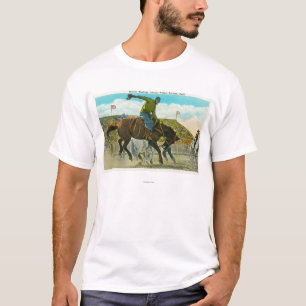 Camiseta Um bronco Bucking no rodeio anual dos Salinas