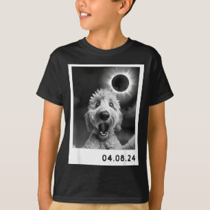 Camiseta Um Cachorro Goldendoodle da Totalidade de um Eclip