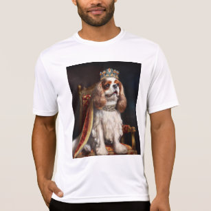 Camiseta Um cachorro vestindo um roupão e uma coroa sentado