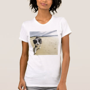Camiseta Um cão de border collie que funciona na praia