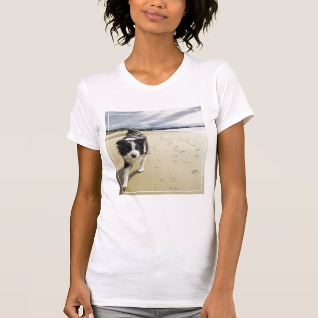 Camiseta Um cão de border collie que funciona na praia (Frente)