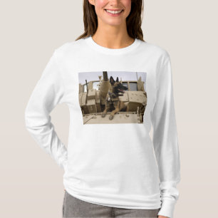 Camiseta Um cão de funcionamento militar senta-se em um