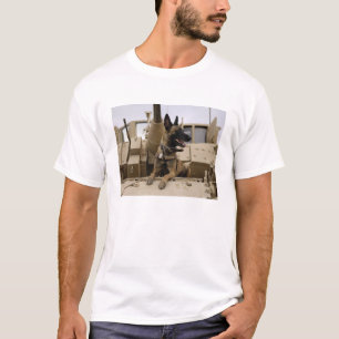 Camiseta Um cão de funcionamento militar senta-se em um