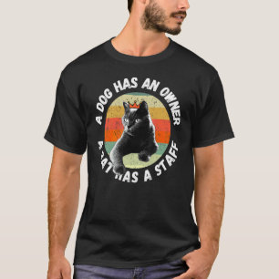 Camiseta Um Cão Tem Um Dono Um Gato Tem Um Funcionário Cão