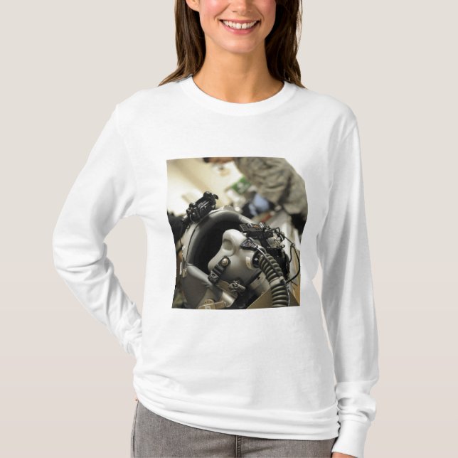 Camiseta Um capacete de tripulante de voo totalmente montad (Frente)