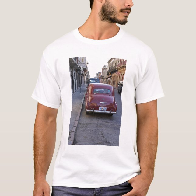 Camiseta Um carro clássico de Peugeot vermelho estacionado  (Frente)