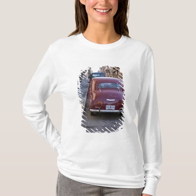 Camiseta Um carro clássico de Peugeot vermelho estacionado  (Frente)