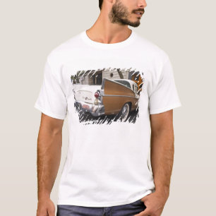 Camiseta Um carro clássico Studebaker Silver Hawk estaciona