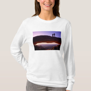 Camiseta Um casal assiste ao nascer do sol do áop Mesa Arc