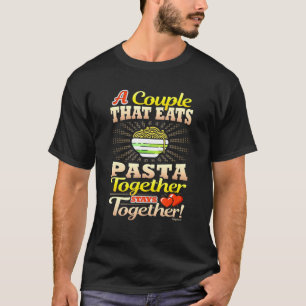 Camiseta Um Casal Que Come Massas Permanece Junto