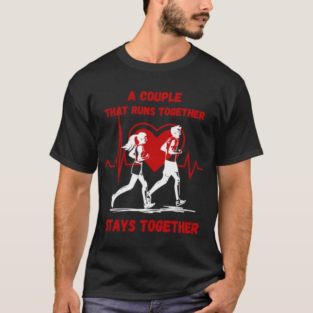 Camiseta Um Casal que corre juntos fica junto maratona (Frente)