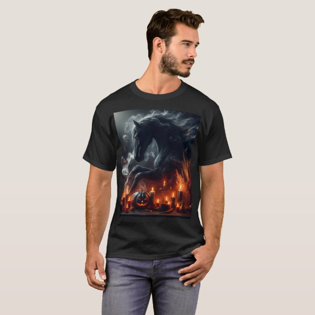 Camiseta Um cavalo preto nas costas está cercado por velas (Frente Completa)