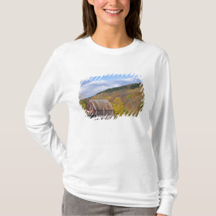 Camiseta Um celeiro nas Montanhas Verdes de Vermont. Hancoc
