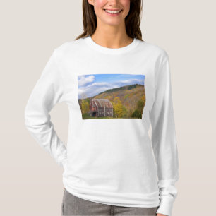Camiseta Um celeiro nas Montanhas Verdes de Vermont. Hancoc