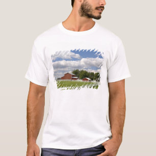 Camiseta Um celeiro vermelho e fazenda em Pamona, Kansas.