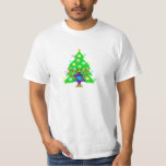 Camiseta Um Chanukkah e um Natal<br><div class="desc">Hanukkah e o Natal são junto perfeitos para as famílias inter-religiosos que comemoram ambos os feriados. Caracterizando um menorah do chanukah na frente de uma árvore de Natal que traz para fora o espírito dos feriados.</div>