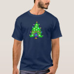 Camiseta Um Chanukkah e um Natal<br><div class="desc">Hanukkah e o Natal são junto perfeitos para as famílias inter-religiosos que comemoram ambos os feriados. Caracterizando um menorah do chanukah na frente de uma árvore de Natal que traz para fora o espírito dos feriados.</div>