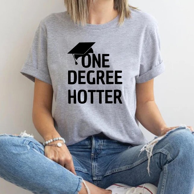 Camiseta Um chapéu de graduação universitário mais engraçad (One Degree Hotter Funny University Graduation hat T-Shirt)