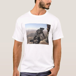 Camiseta Um chefe de grupo procura a atividade suspeito