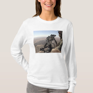 Camiseta Um chefe de grupo procura a atividade suspeito