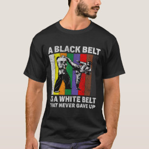 Camiseta Um Cinturão Negro É Um Cinturão Branco Que Nunca D