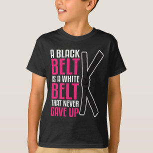 Camiseta Um Cinturão Negro É Um Cinturão Branco Que Nunca D