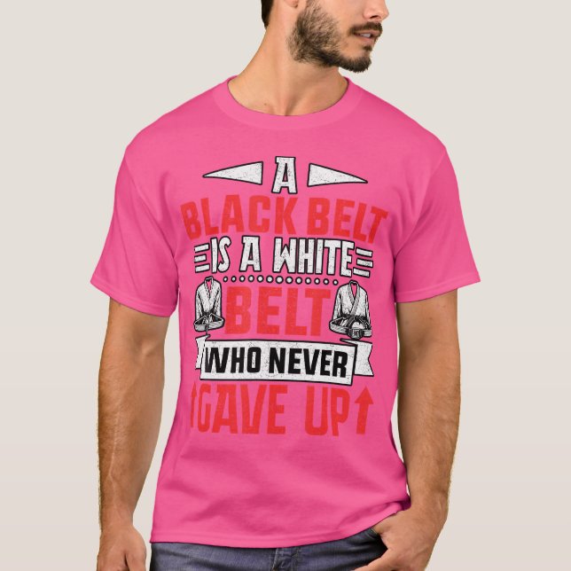 Camiseta Um Cinturão Negro É Um Cinturão Branco Que Nunca D (Frente)