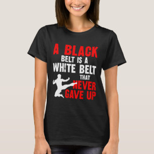 Camiseta Um Cinturão Negro É Um Cinturão Branco Que Nunca D
