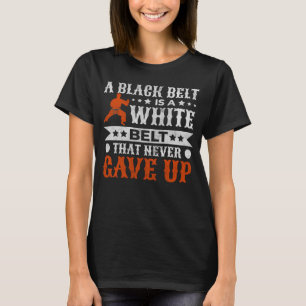 Camiseta Um Cinturão Negro É Um Cinturão Branco Que Nunca D