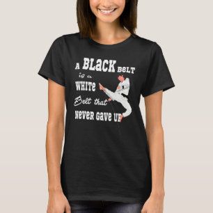Camiseta Um Cinturão Negro É Um Cinturão Branco Que Nunca D