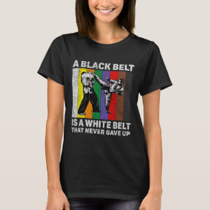 Camiseta Um Cinturão Negro É Um Cinturão Branco Que Nunca D