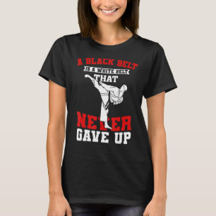 Camiseta Um Cinturão Negro É Um Cinturão Branco Que Nunca D