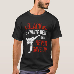 Camiseta Um Cinturão Negro É Um Cinturão Branco Que Nunca D