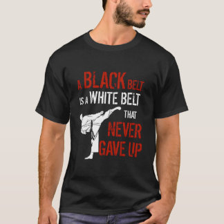 Camiseta Um Cinturão Negro É Um Cinturão Branco Que Nunca D