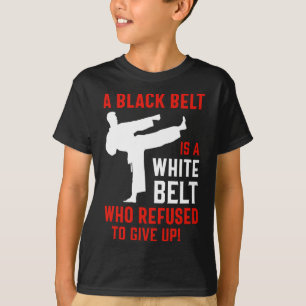 Camiseta Um Cinturão Negro É Um Cinturão Branco Que Nunca D