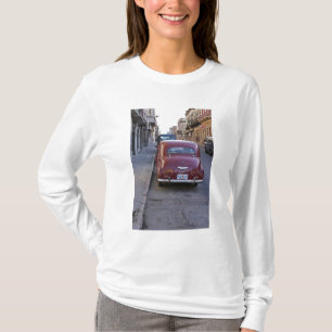 Camiseta Um clássico carro Peugeot vermelho antigo estacion