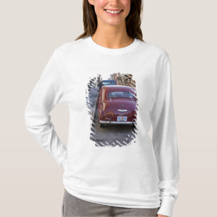 Camiseta Um clássico carro Peugeot vermelho antigo estacion