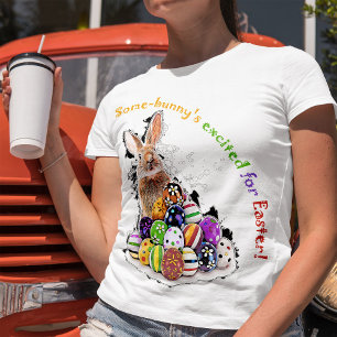 Camiseta Um coelhinho está animado pela Páscoa!