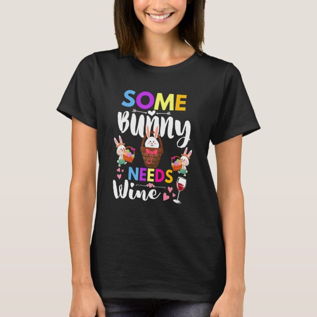 Camiseta Um coelhinho precisa de vinho, cocaína, felicidade (Frente)